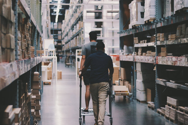 DC Shopee adalah tempat yang dimanfaatkan untuk menyimpan dan menyalurkan barang yang dipesan melalui aplikasi Shopee. Foto: Pexels.com