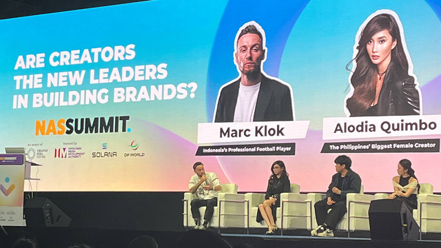 Pesepakboka Indonesia, Marc Klok, saat jadi pembicara dalam acara Nas Summit Singapura, di Suntec City, Kamis (7/12/2023). Foto: Adhie Ichsan/kumparan