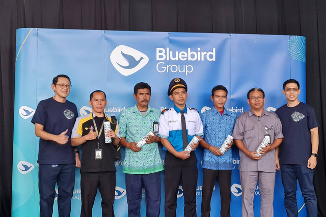 Direktur Utama PT Bluebird Tbk, Adrianto Djokosoetono, membagikan tumbler kepada mitra pengemudi, dukung lingkungan berkelanjutan. Foto: Andari Novianti/kumparan