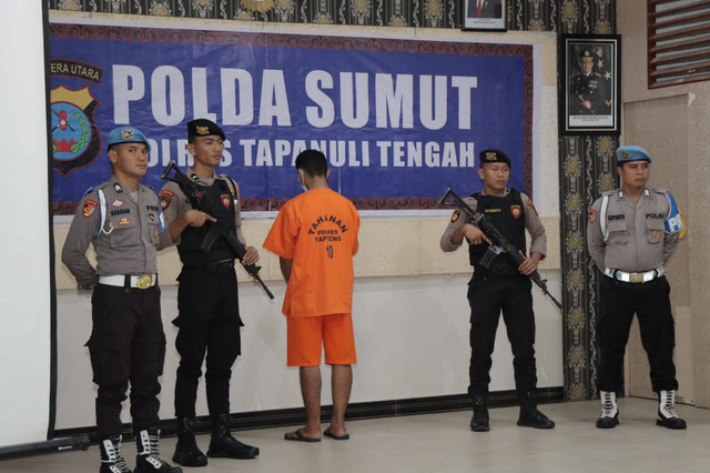 Polres Tapanuli Tengah menggelar konferensi pers terkait pria yang diduga sodomi 30 anak laki-laki di Tapanuli Tengah, Sumut, pada Kamis (7/12).  Foto: Dok. Istimewa