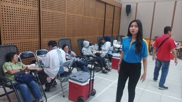 Relawan MTP, Anggun Angelia SH, MH yang juga merupakan Caleg DPRD Kota Bandung Dapil 5 dari Partai Perindo saat mengikuti kegiatan donor darah. Foto: Istimewa