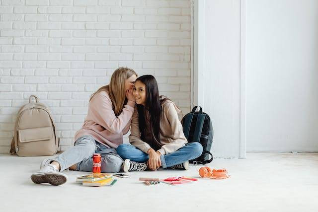 Arti Spill dalam Bahasa Gaul. Foto: Pexels