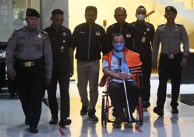 Tersangka penyuap Wakil Menteri Hukum dan Hak Asasi Manusia (Wamenkumham) Edward Omar Sharif Hiariej, Helmut Hermawan mengenakan rompi tahanan usai menjalani pemeriksaan di Gedung Merah Putih KPK, Jakarta, Kamis (7/12/2023). Foto: Akbar Nugroho Gumay/ANTARA FOTO