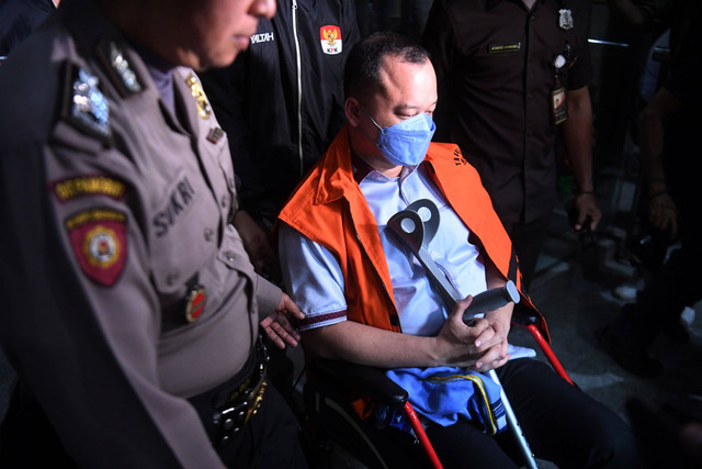 Tersangka penyuap Wakil Menteri Hukum dan Hak Asasi Manusia (Wamenkumham) Edward Omar Sharif Hiariej, Helmut Hermawan mengenakan rompi tahanan usai menjalani pemeriksaan di Gedung Merah Putih KPK, Jakarta, Kamis (7/12/2023). Foto: Akbar Nugroho Gumay/ANTARA FOTO