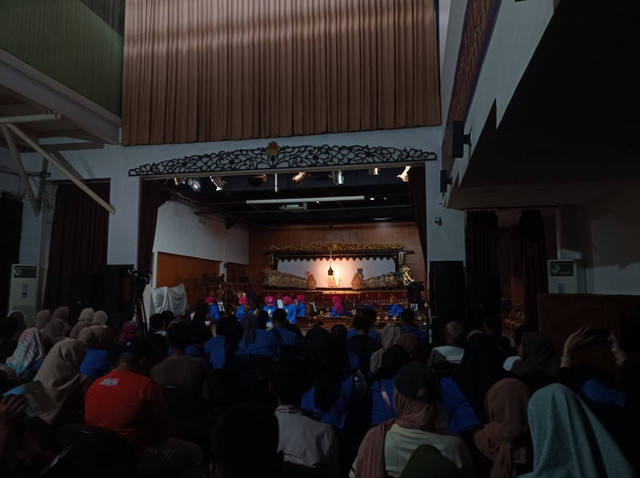 Pementasan wayang di Museum Wayang, Jakarta. Sumber : Dokumentasi pribadi 