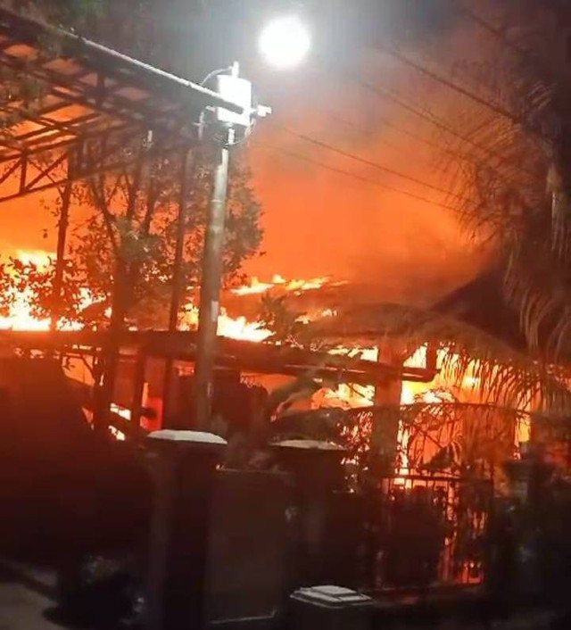 Kebakaran di Kompleks Alex Griya 3, Jalan Parit H, Husein 2 Pontianak pada Kamis, 7 Desember 2023. Foto: Dok. Hi!Pontianak