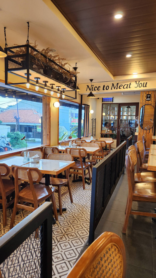 Suasana kafe steak ala Parisian baru di Bintaro. Foto: Azalia Amadea/kumparan