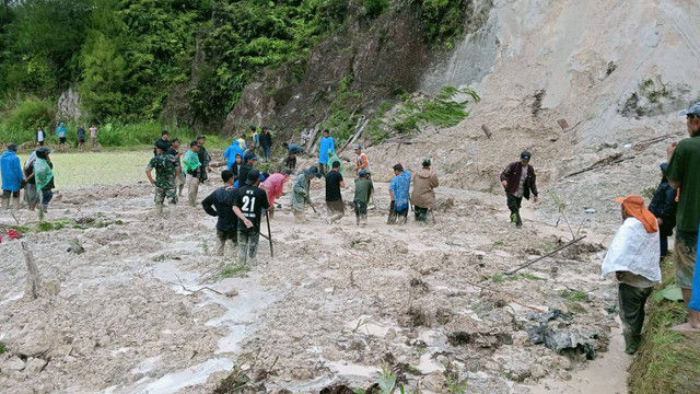 Polisi, TNI, bersama warga mengevakuasi ibu dan anak yang tertimpa longsor di kawasan perladangan di Kabupaten Tapanuli Utara pada Kamis (7/12). Foto: Dok. Polres Tapanuli Utara