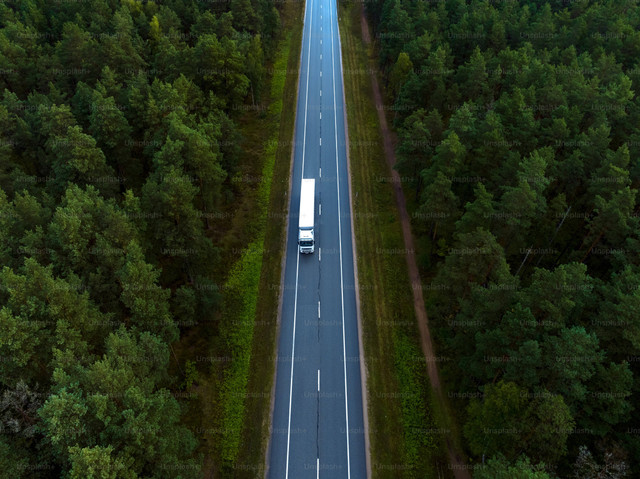  Kata-Kata Mobil Truk, Unsplash+/Kristaps Ungurs