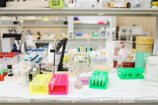 cara menggunakan erlenmeyer. Sumber: pexels.com/Polina Tankilevitch