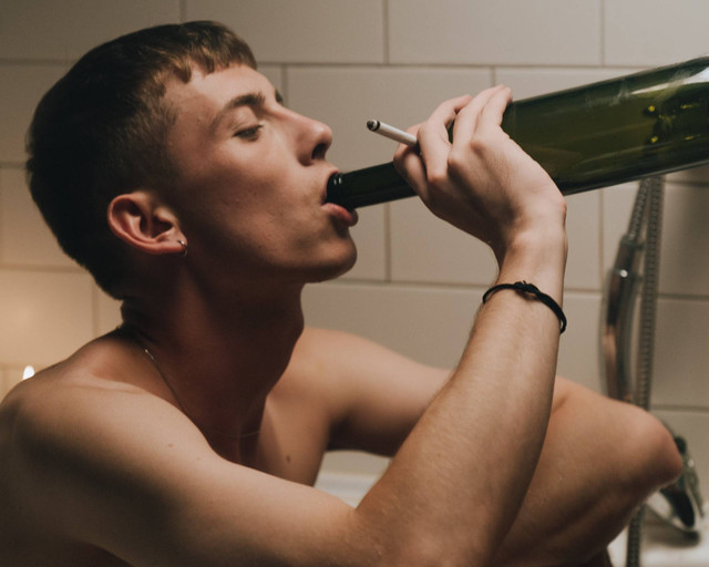 orang yang merokok sambil mengkonsumsi alkohol. foto : Paxels