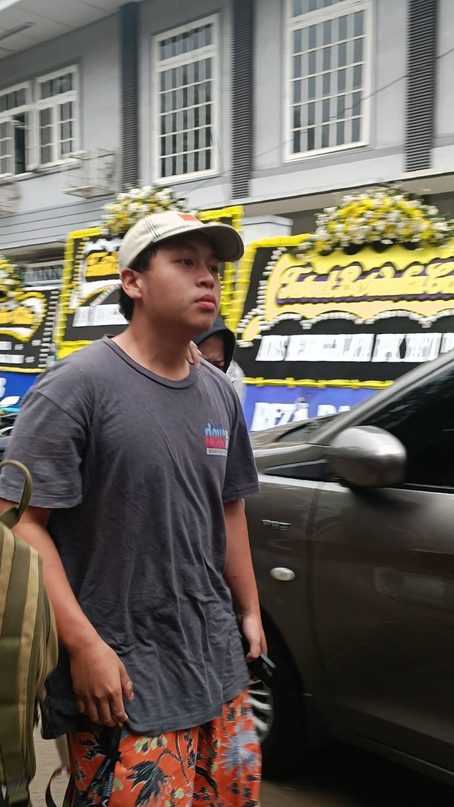 Fatih Unru tiba di rumah duka Yayu Unru, Kayu Putih, Pulo Gadung, Jakarta Timur, Jumat (8/12). Foto: Giovanni/kumparan