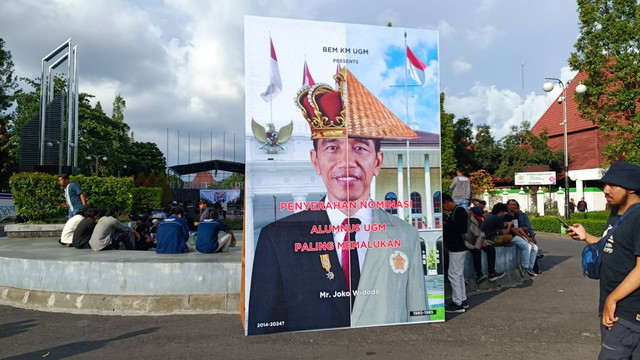 BEM KM UGM menganugerahi Presiden Jokowi sebagai alumnus UGM paling memalukan, di Bundaran UGM, Jumat (8/12/2023). Foto: Arfiansyah Panji Purnandaru/kumparan