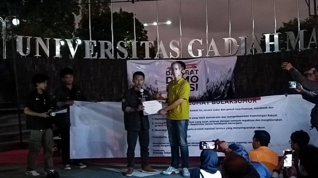 Penobatan Jokowi alumnus UGM paling memalukan dari BEM KM UGM di Bundaran UGM, Jumat (8/12/2023). Foto: Arfiansyah Panji Purnandaru/kumparan