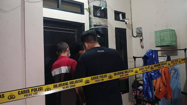 Inafis Polres Jaksel mendatangi TKP pembunuhan 4 anak di Jagakarsa, malam ini, Jumat (8/12/2023). Foto: Fadhil Pramudya/kumparan