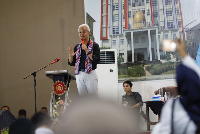 Capres nomor urut 3 Ganjar Pranowo saat berdialog dalam kuliah kebangsaan di Convention Hall Universitas Muhammadiyah Cirebon (UMC), Kabupaten Cirebon, Jawa Barat, Jumat (8/12/2023). Foto: Dok. Istimewa