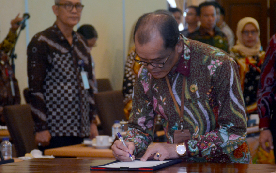 Sekda DIY, Benny Suharsono saat menandatangani Pakta Integritas disaksikan langsung Gubernur DIY, Sultan HB X, pada November lalu. Foto: Dok. Istimewa