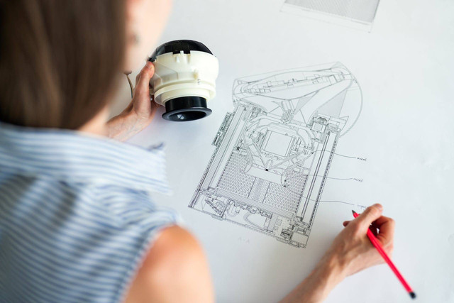 Ilustrasi pekerjaan seorang design engineer dalam merancang inovasi. Sumber: Pexels