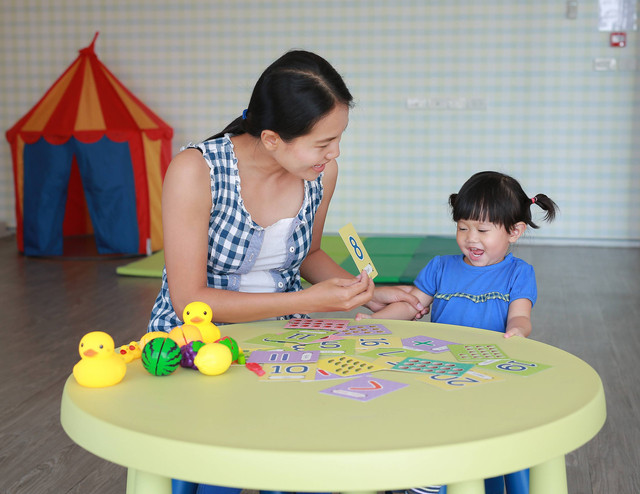 Ilustrasi anak bermain flash card. Foto: GOLFX/Shutterstock.