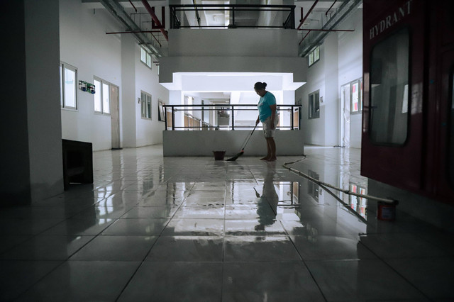 Warga beraktivitas di Kampung Susun Bayam, samping Jakarta International Stadium (JIS), Jakarta, Sabtu (9/12/2023). Foto: Jamal Ramadhan/kumparan