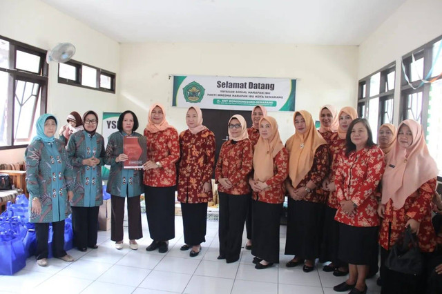 Peringati HUT DWP & Hari Ibu, DWP Kemenkumham Jateng Anjangsana ke Panti Wredha