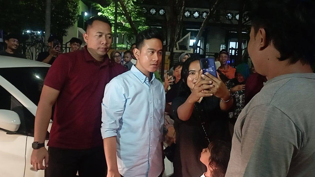 Cawapres Koalisi Indonesia Maju, Gibran Rakabuming Raka, saat blusukan ke Alun-alun Karawang, Karawang, Jawa Barat, Sabtu (9/12/2023). Foto: Fadlan Nuril Fahmi/kumparan