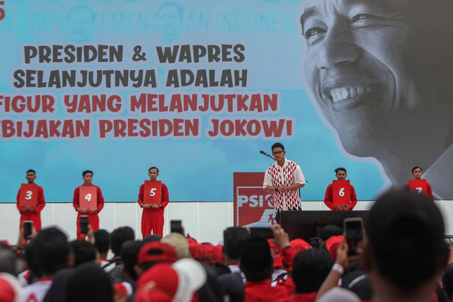 Ketua Partai Solidaritas Indonesia (PSI) Kaesang Pangarep (ketiga kanan) menyampaikan orasi politik pada puncak perayaan HUT ke-9 PSI di Stadion Jatidiri, Semarang, Jawa Tengah, Sabtu (9/12/2023). Foto: Makna Zaezar/ANTARA FOTO