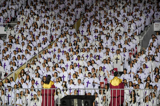 Sejumlah choir bernyanyi pada perayaan Natal Gereja Tiberias Indonesia di Stadion Utama Gelora Bung Karno, Senayan, Jakarta, Sabtu (9/12/2023). Foto: Hafidz Mubarak A/ANTARA FOTO