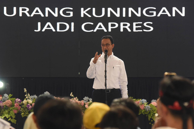 Calon presiden nomor urut satu Anies Baswedan menyampaikan orasi politiknya di acara Pemuda Kuningan di GOR Ewangga Kuningan, Jawa Barat, Sabtu (9/12/2023). Foto: Indrianto Eko Suwarso/ANTARA FOTO
