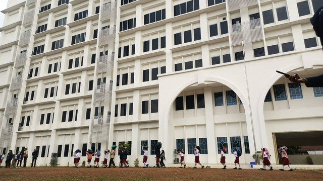 Dua hari ini Selasa, 5 Desember 2023 dan Rabu, 6 Desember 2023 Sekolah Tarakanita Rawamangun mengadakan Pendampingan Awal Satuan Pendidikan Aman Bencana yang difasilitasi oleh Fasilitator SPAB Forum PRB DKI (Henricus MW Prasetyo) dan dilanjutkan simulasi Evakuasi Gempa Bumi untuk para peserta didik, pendidik, tenaga kependidikan, security, cleaning Service, pengelola kantin dan FKKSKM/ Komite sekolah yang dipandu oleh para fasilitator dari Forum Pengurangan Resiko Bencana Provinsi DKI, Disaster Management Center (DMC) Dompet Dhuafa, PMI , KSR (Korps Sukarela PMI), Menwa Rescue dan (LDD KAJ) Lembaga Daya Dharma Keuskupan Agung Jakarta (Dok. Dompet Dhuafa)