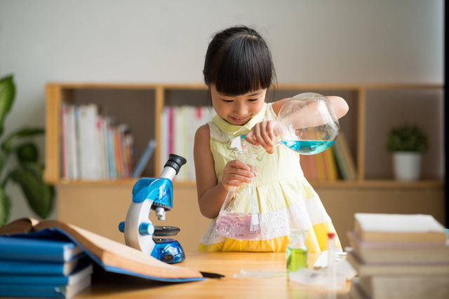 Ilustrasi anak melakukan eksperimen sains. Foto: Shutterstock