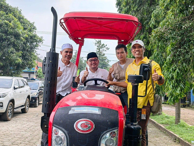 Ace Hasan Syadzily saat menyerahkan traktor bagi 27 kelompok tani. Foto: Istimewa