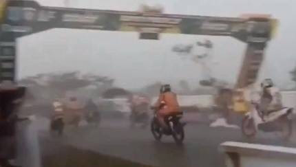 Balapan Road Race Bupati Paser Cup 2023 yang digelar di sirkuit non-permanen di Tanah Grogot, Kabupaten Paser, Kalimantan Timur, pada Sabtu (9/12/2023) sore WITA. Foto: Dok. Istimewa