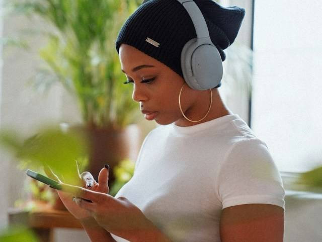 Ilustrasi Peran Gen Z dalam Revolusi Musik Digital. Foto: Unsplash.com