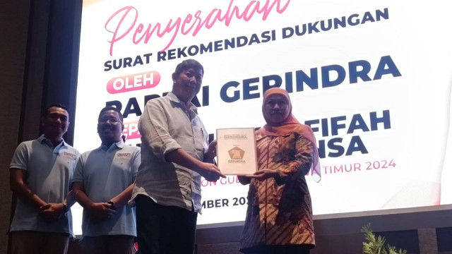 Wakil Ketua Dewan Pembina Gerindra, Hashim Djojohadikusumo memberikan surat rekomendasi dukungan Partai Gerindra kepada Khofifah Indar Parawansa untuk maju kembali di Pilgub Jatim di Hotel Double Tree, Surabaya, Minggu (10/12/2023). Foto: Farusma Okta Verdian/kumparan