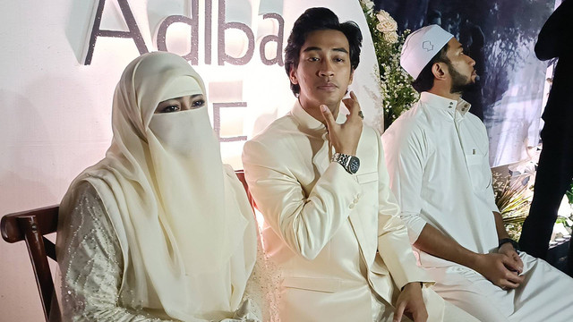 Umi Pipik, Abidzar Al Ghifari, dan Alfie Alfandy, dalam pernikahan Adiba Khanza dan Egy Maulana Vikri, Half Patiunus, Jakarta Selatan, Minggu (10/12/2023). Foto: Giovanni/kumparan