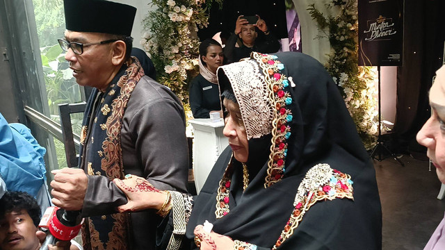 Umi Tatu dalam pernikahan Adiba Khanza dan Egy Maulana Vikri, Half Patiunus, Jakarta Selatan, Minggu (10/12/2023). Foto: Giovanni/kumparan