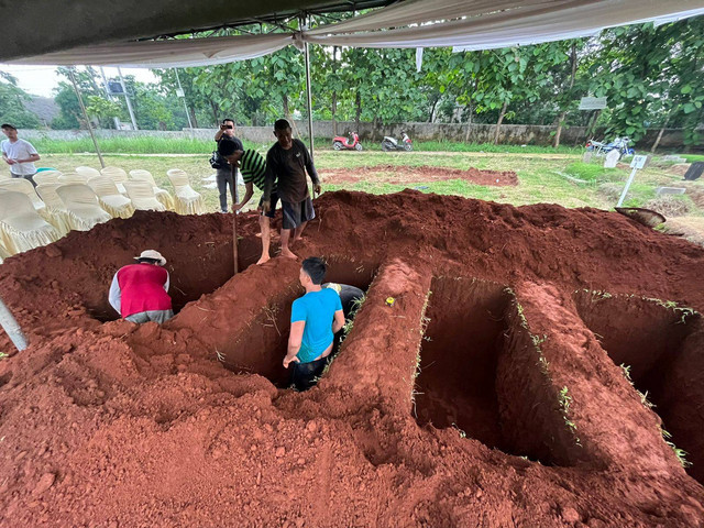 Pemakaman jenazah empat anak yang dibunuh ayahnya, Panca Darmansyah (40), di TPU Bedahan, Sawangan, Kota Depok, Minggu (10/12/2023) sore. Foto: kumparan