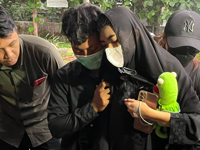 Devnisa (kanan) hadiri pemakaman 4 anaknya yang jadi korban maut di Jagakarsa. Foto: kumparan