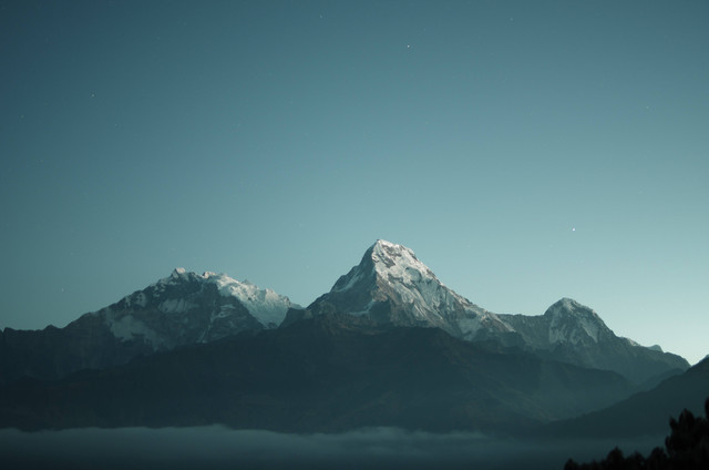 Ilustrasi Pantun tentang Gunung, Foto Unsplash/Daniel Leone
