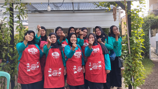 Ibu-ibu Sukaraja saat peluncuran Jaringan Komunitas Sirkular di Cicendo, Bandung (8/12).