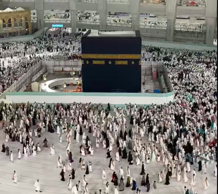 Pemeliharaan rutin Ka'bah di Masjidil Haram, Makkah, Sabtu (9/12/2023). Ka'bah dikelilingi pagar cukup tinggi sehingga jemaah tak bisa menyentuh Ka'bah. Foto: Twitter/TheHolyMosques