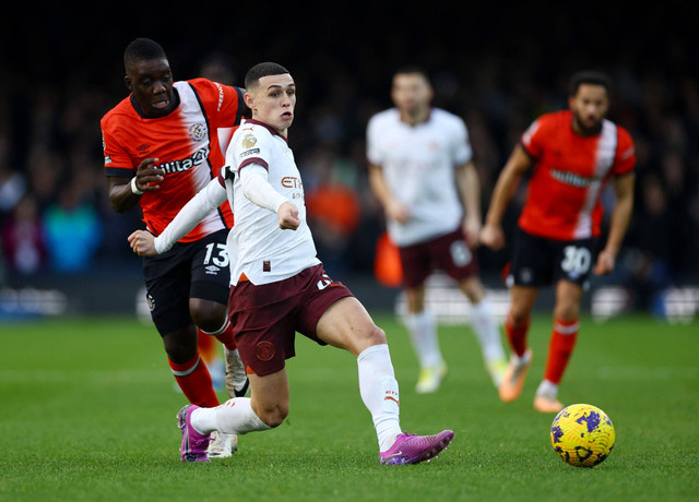 Nakamba Luar Biasa Luton Town duel dengan Phil Foden dari Manchester City saat pertandingan di Kenilworth Road, Luton, Inggris. Foto: Matthew Childs/Reuters