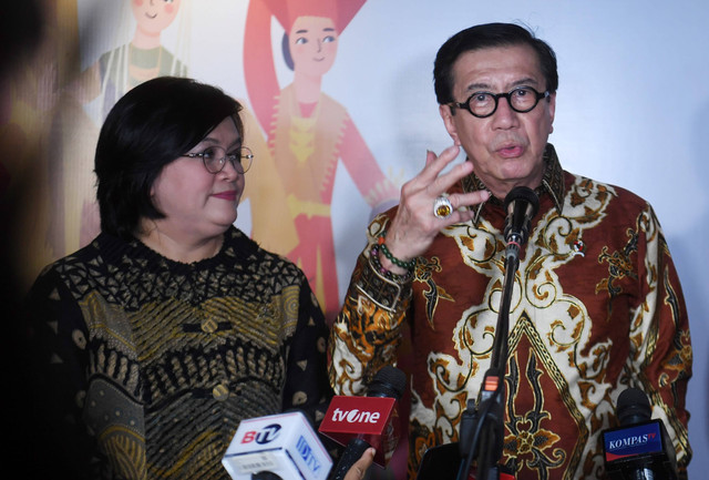 Menkumham Yasonna Laoly (kanan) bersama Ketua Komnas HAM Atnike Nova Sigiro memberikan keterangan di sela Peringatan Hari HAM Sedunia ke-75 di Lapangan Banteng, Jakarta, Minggu (10/12/2023). Foto: Akbar Nugroho Gumay/Antara Foto
