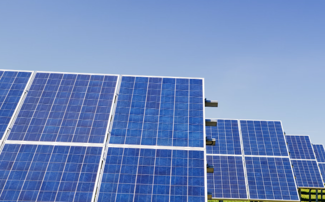 Kelebihan dan kekurangan energi tak terbarukan. Sumber: Unsplash/Zbnek Burival