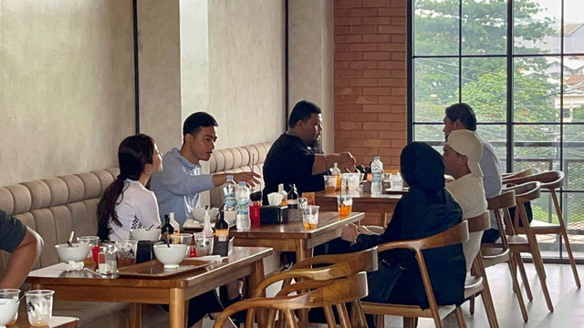 Gibran di Bakso Bara Cimanggis. Dok: kumparan.