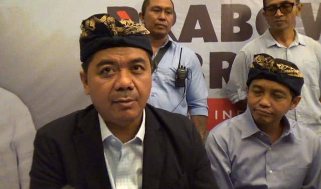 Wakil Ketua Tim Kampanye Nasional (TKN) Prabowo-Gibran Juri Ardiantoro dan Raja Juli Antoni di Hotel Aston, Kota Denpasar, Bali, Senin (11/12/2023). Foto: Denita BR Matondang/kumparan