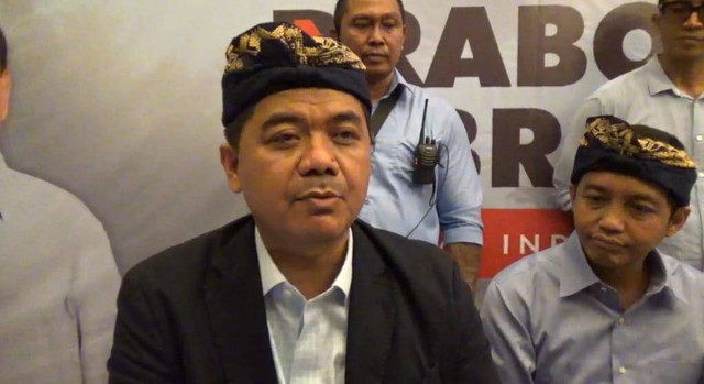 Wakil Ketua Tim Kampanye Nasional (TKN) Prabowo-Gibran Juri Ardiantoro dan Raja Juli Antoni di Hotel Aston, Kota Denpasar, Bali, Senin (11/12/2023). Foto: Denita BR Matondang/kumparan