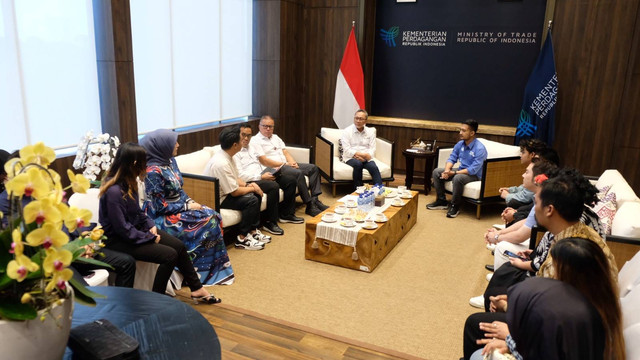 Menteri Perdagangan Zulkifli Hasan menemui perwakilan pedagang TikTok Shop di kantornya di gedung Kementerian Perdagangan, Jakarta, Senin (11/13). foto: kumparan 