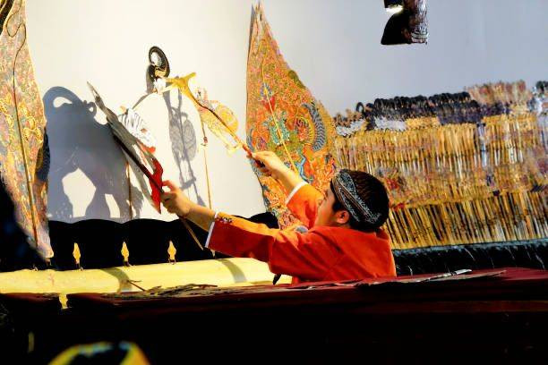 Ilustrasi dalang dalam pementasan wayang. Sumber : iStockPhoto.com 